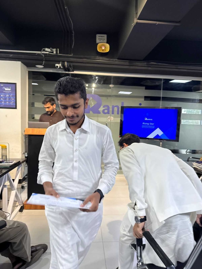 Muhammad Mohiz receiving Rankviz Rising Star Award